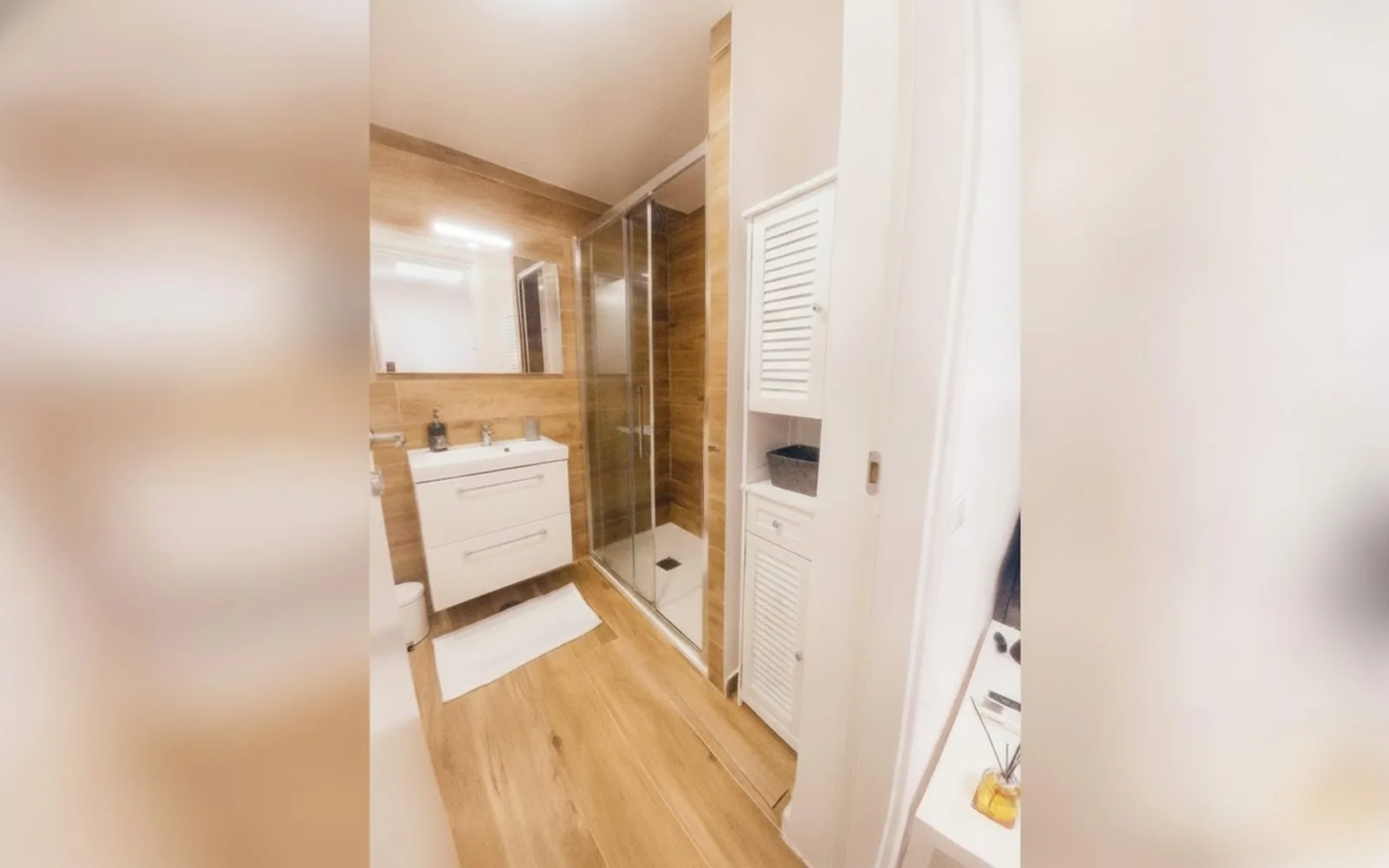 Bagno con doccia e mobile