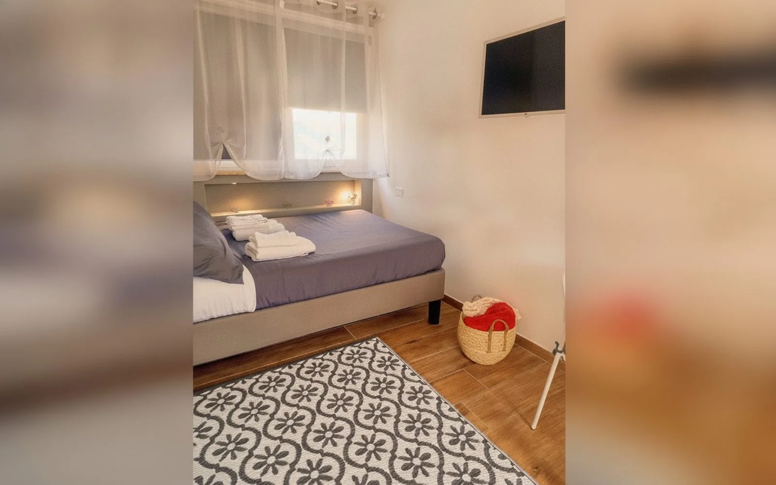 Letto alla francese e Smart TV a parete