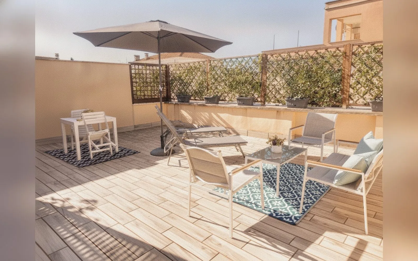 Terrazza con ombrellone e sedute