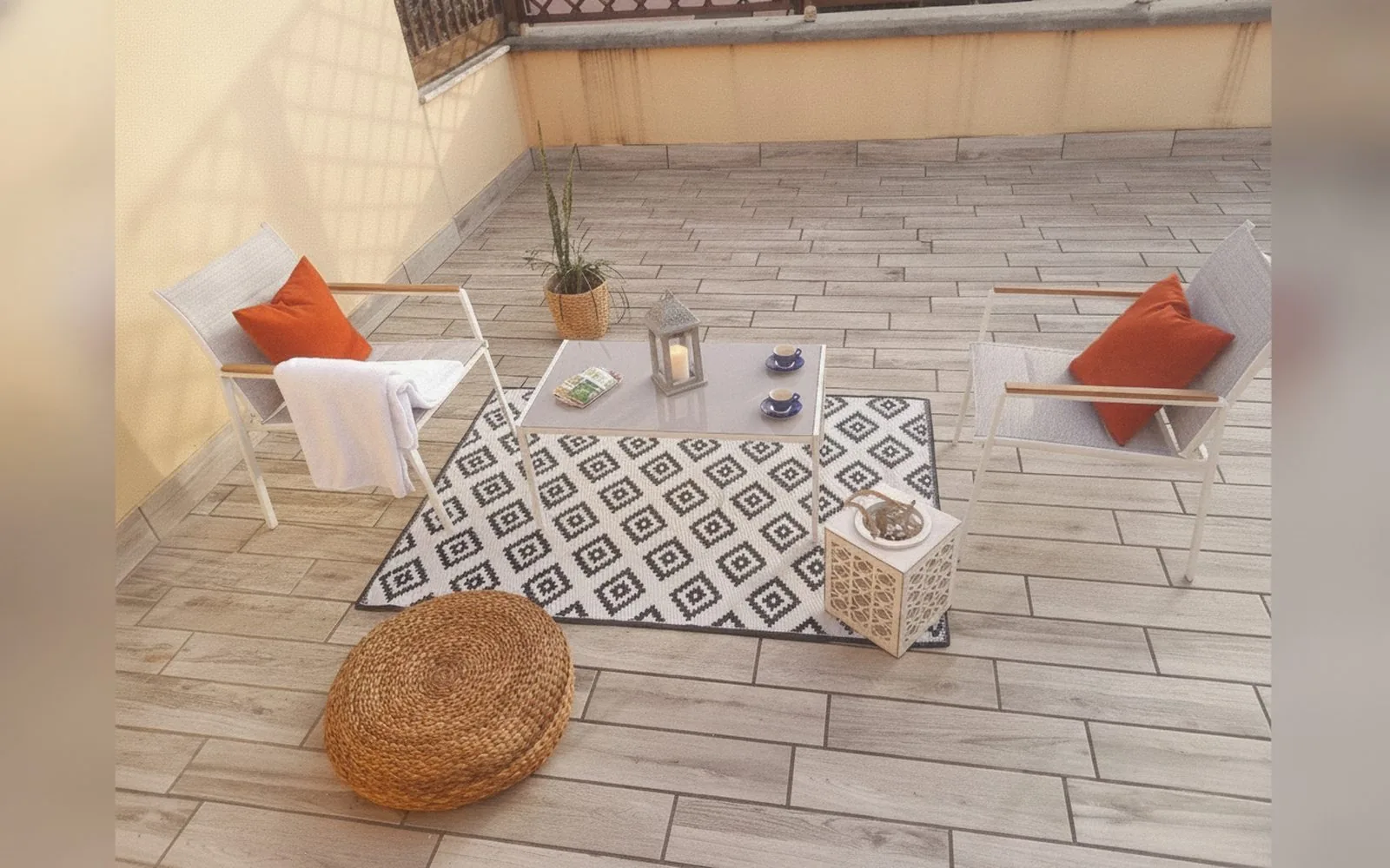 Terrazza con cuscini e pouf