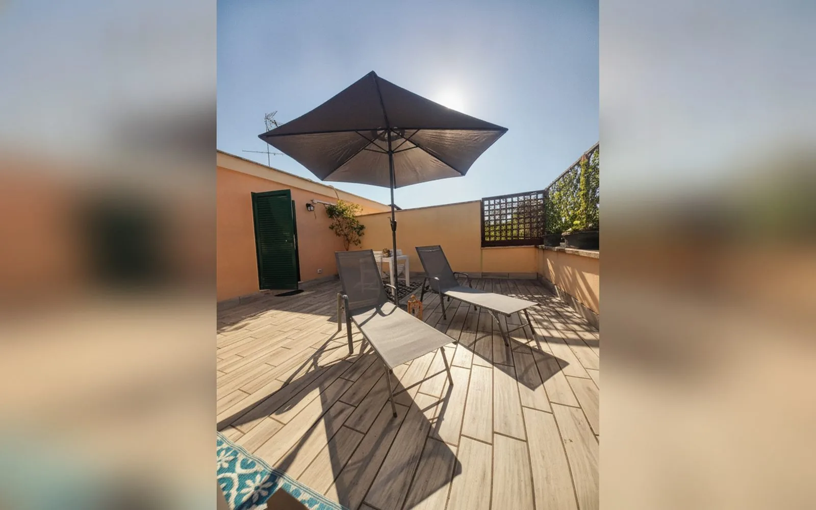 Sdraio sotto l'ombrellone in terrazza