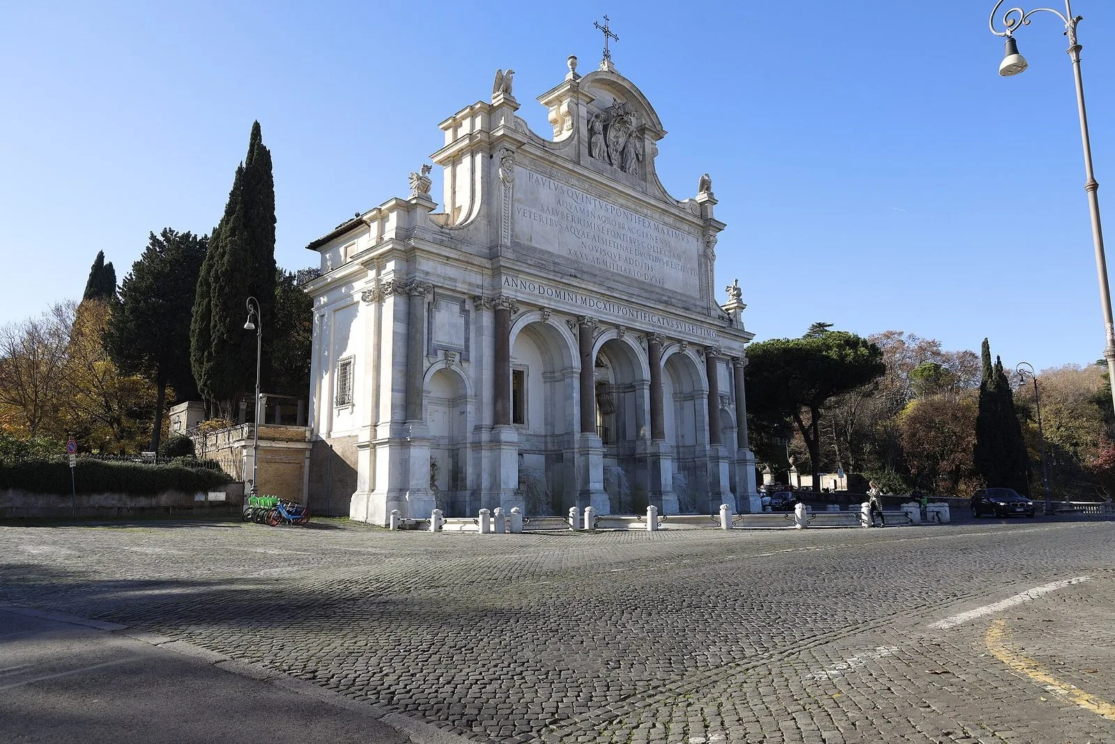 La Fontana dell'Acqua Paola sul Gianicolo, facciata in marmo bianco a cinque arcate con la grande iscrizione di Paolo V, cipressi e pini ai lati