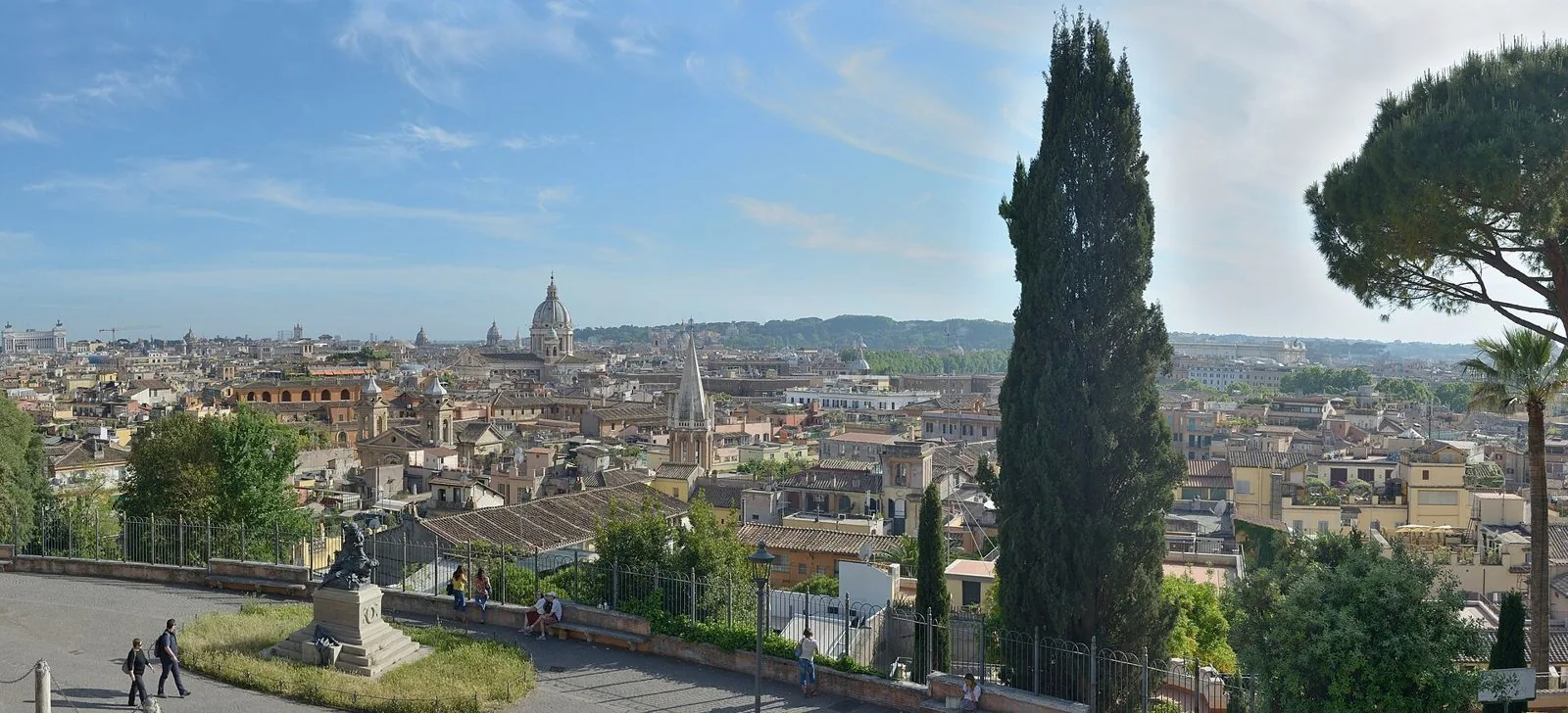 Panorama dei tetti, dei campanili e delle cupole di Roma visto dalla terrazza del Pincio in una giornata di cielo azzurro