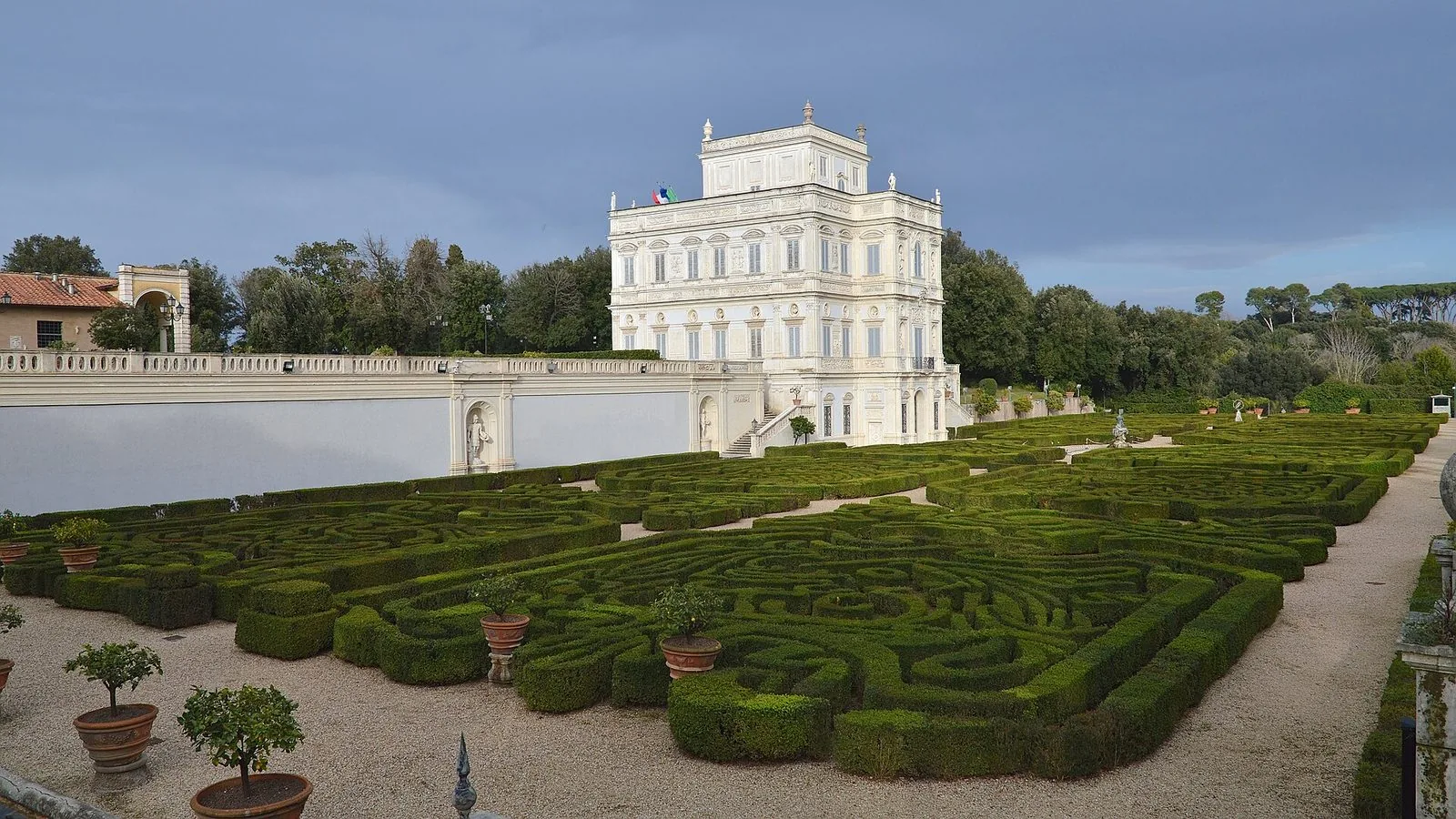 Il Casino del Bel Respiro di Villa Doria Pamphilj, palazzina bianca seicentesca, con davanti un giardino all'italiana di siepi geometriche e vasi di agrumi